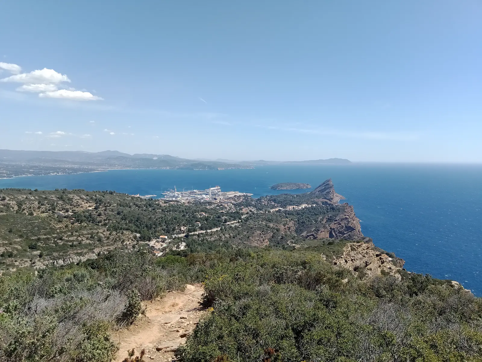 Le Bec de l'Aigle et la baie de La Ciotat vus depuis les falaises