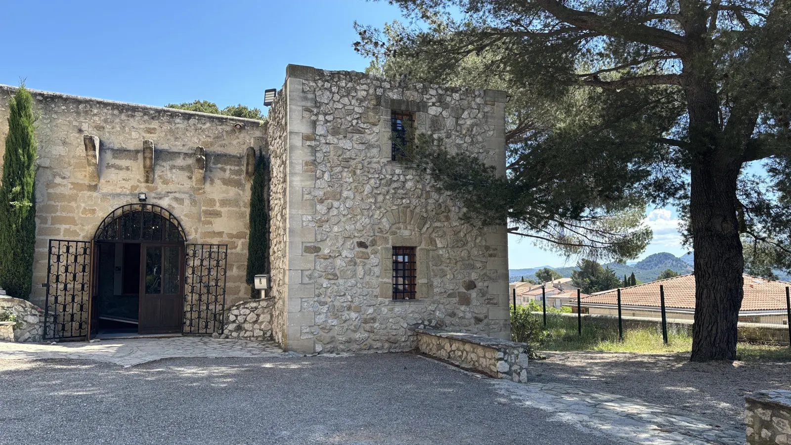 Les murs de pierre du castrum de Bucco, au cœur du vieux village