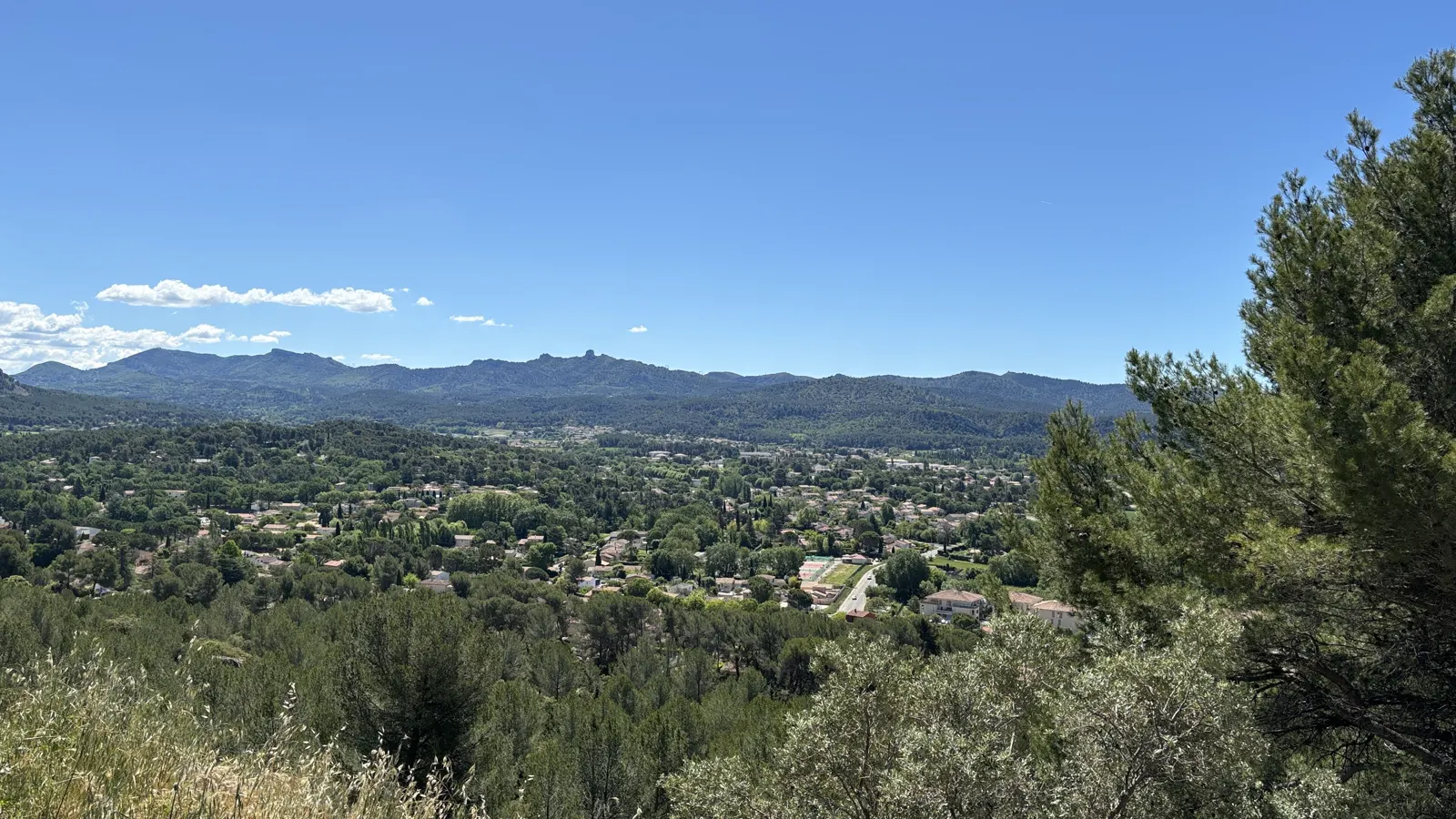 Panorama sur les collines boisées et les montagnes depuis le centre historique de Bouc-Bel-Air