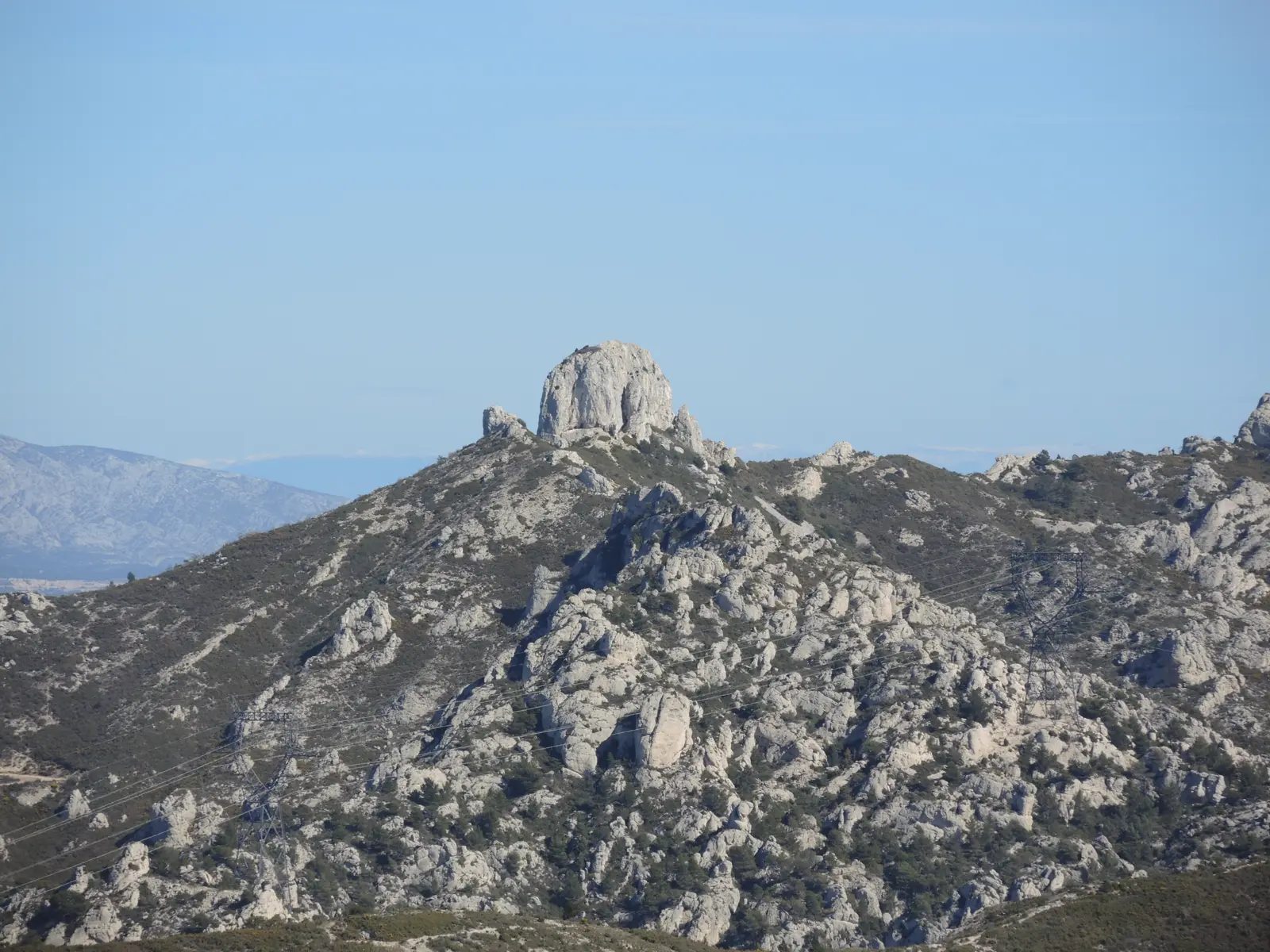 Le rocher du Pilon du Roi au sommet de la chaîne de l'Étoile