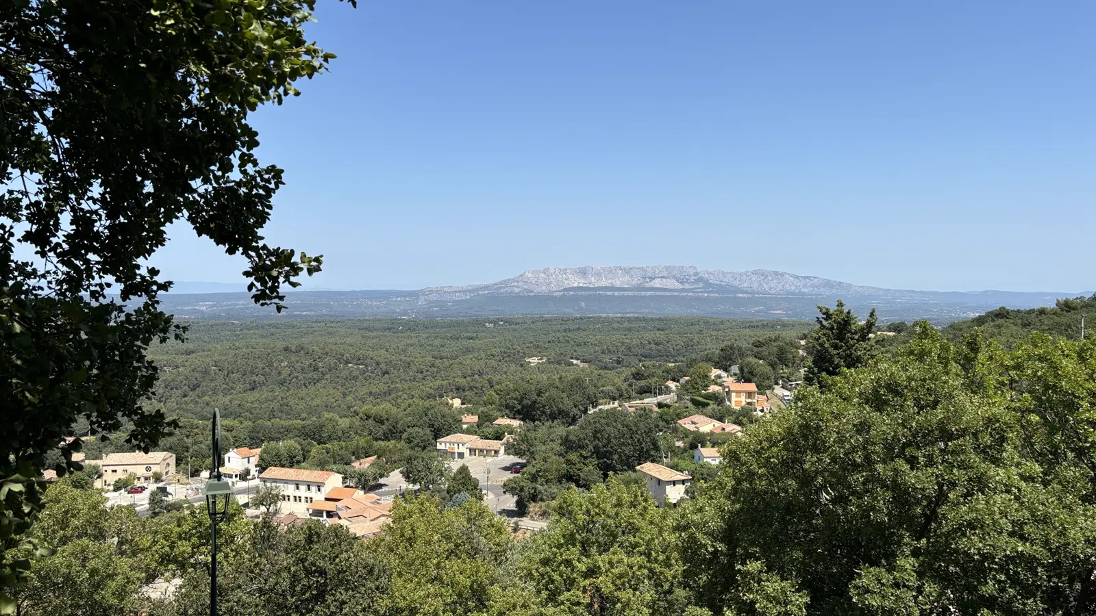 La montagne Sainte-Victoire à l'horizon, vue depuis les hauteurs de Mimet au-dessus des pinèdes